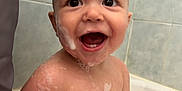 Rémy a rejoint le concours — aidez-le/la à gagner de superbes lots ! baby, bath, bubbles, child, smiling, happy, water, soap, skin, head, face, expression, sitting, tile, tub, indoor, cute, clean, person, joy