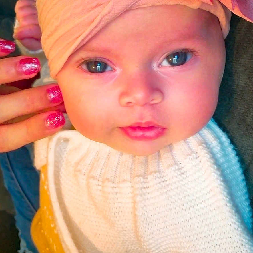 Mencía participe au concours pour gagner de l'argent avec cette photo : accessories, baby, bodypart, bonnet, cap, clothing, face, finger, glove, hand, hat, head, jewelry, nail, newborn, person, photography, portrait, ring, turban