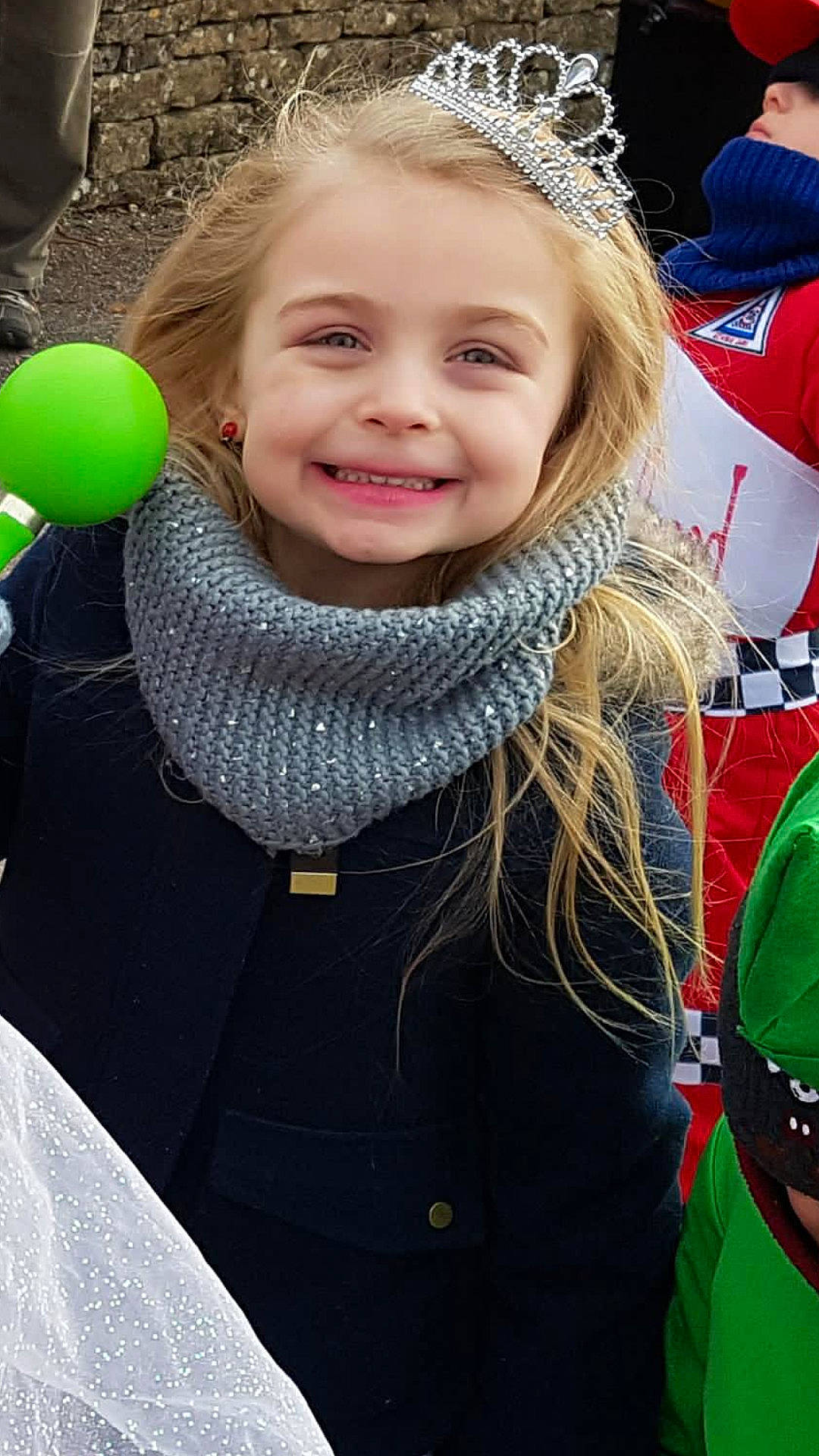 Lila a rejoint le concours — aidez-le/la à gagner de superbes lots ! blond, child, day, eye, facial_expression, fun, girl, happiness, headgear, human, joy, outerwear, person, product, skin, smile, toddler