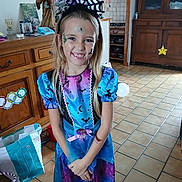 Clara participe au concours pour gagner de l'argent avec cette photo : child, girl, costume, halloween, face_paint, headband, smile, indoor, kitchen, tile_floor, wooden_furniture, dress, long_hair, decorations, balloon, cabinet, portrait, happy, person, celebration