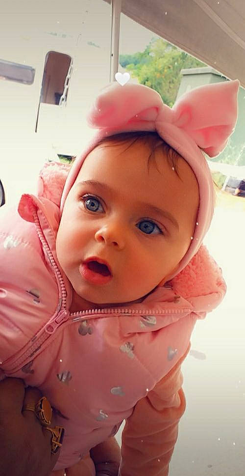 Tenessy a rejoint le concours — aidez-le/la à gagner de superbes lots ! baby, baby_toddler_clothing, cap, cheek, child, eye, eyebrow, eyelash, fun, hairstyle, happy, headgear, helmet, iris, lip, mouth, nose, person, pink, skin