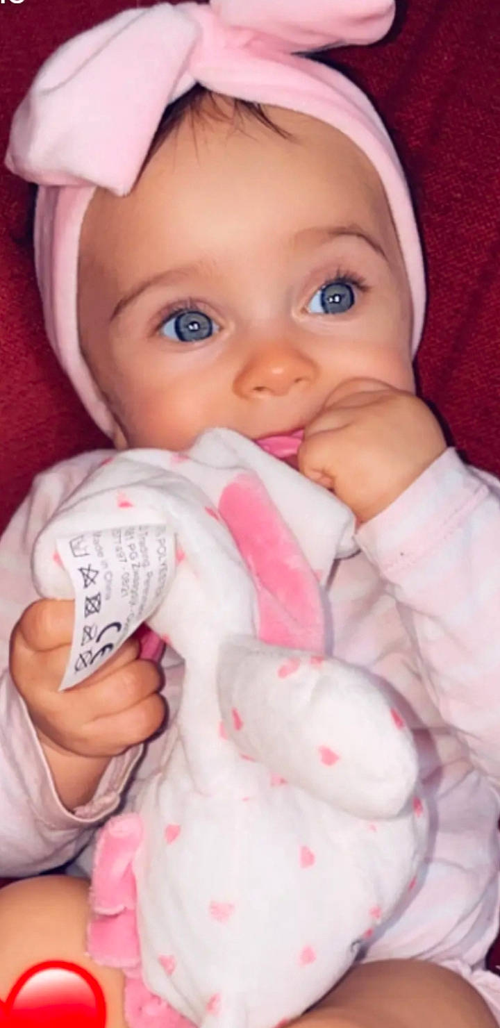 Tenessy participe au concours pour gagner de l'argent avec cette photo : baby, baby_products, baby_toddler_clothing, cheek, child, comfort, eyelash, finger, hand, human_body, lip, mouth, nail, nose, person, pink, skin, textile, thumb, toddler