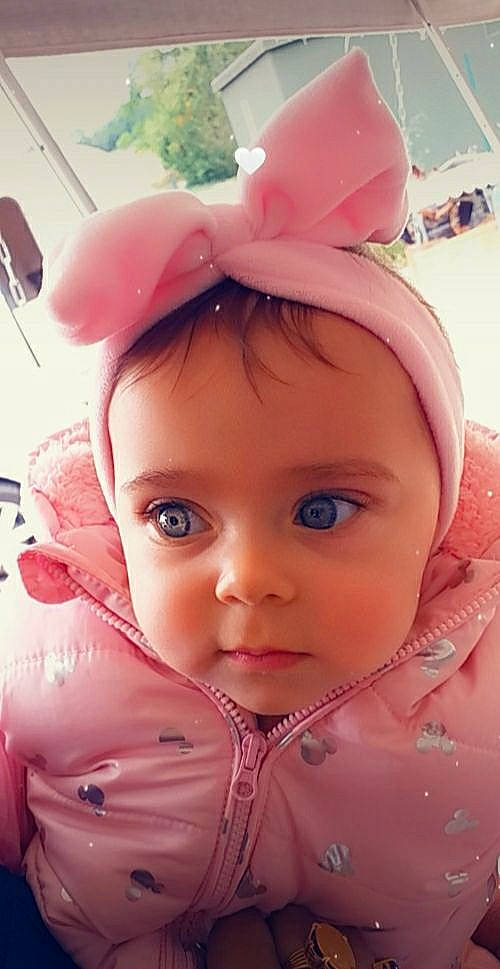 Tenessy a rejoint le concours — aidez-le/la à gagner de superbes lots ! baby, cap, cheek, child, costume_hat, eyelash, fashion_accessory, fun, grass, happy, hat, helmet, lip, magenta, nose, person, pink, skin, smile, sun_hat