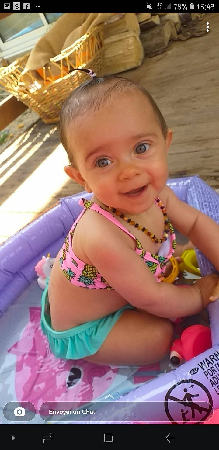 Tenessy a rejoint le concours — aidez-le/la à gagner de superbes lots ! arm, baby, baby_toddler_clothing, cheek, child, fun, happy, iris, joy, leisure, magenta, mouth, neck, person, pink, public_space, recreation, sitting, skin, smile