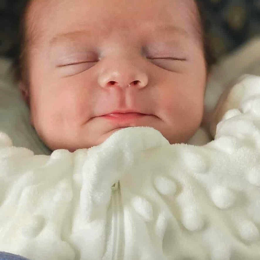 Noa a rejoint le concours — aidez-le/la à gagner de superbes lots ! baby, blanket, blue, child, closeup, clothing, cozy, cute, face, indoor, infant, newborn, peaceful, portrait, resting, sleeping, soft, texture, white, wrapped