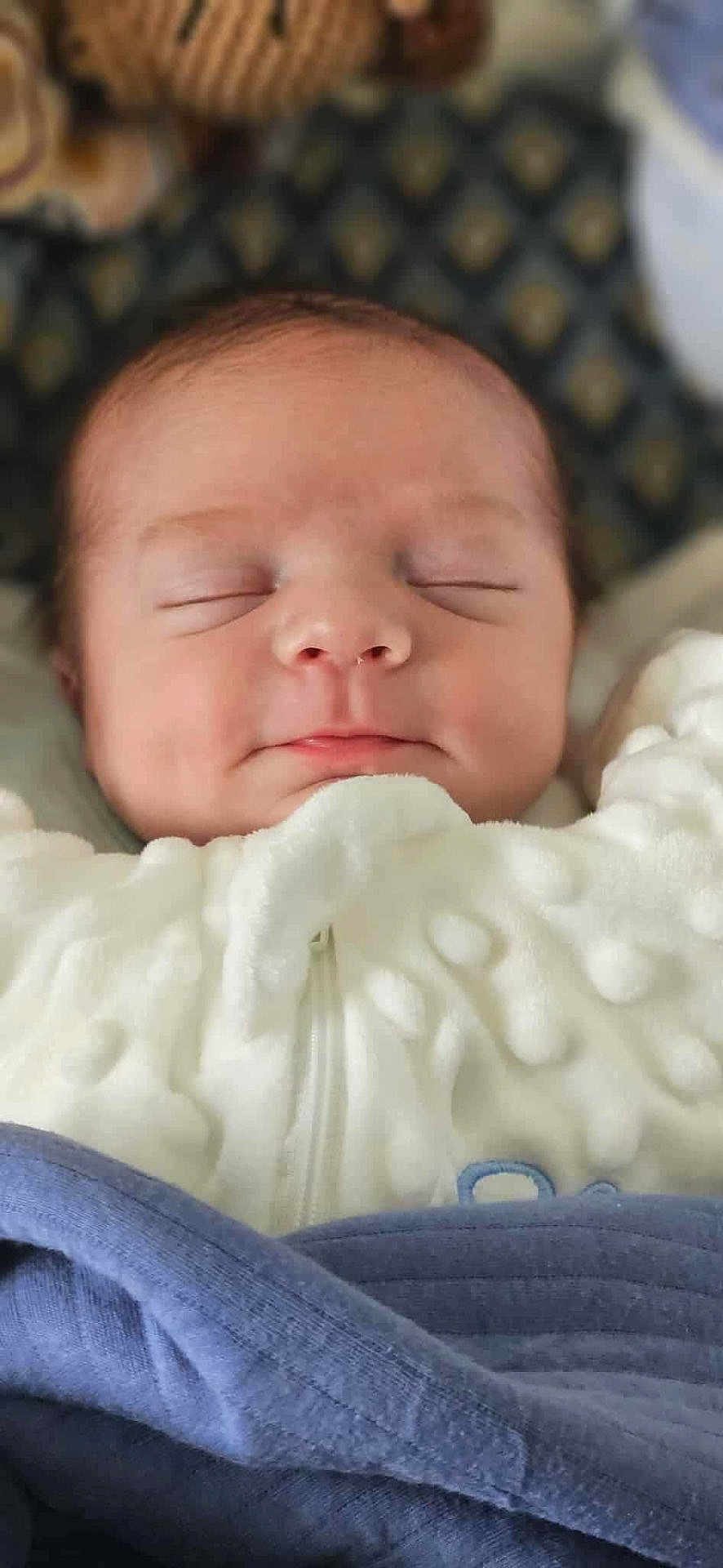 Noa a rejoint le concours — aidez-le/la à gagner de superbes lots ! baby, sleeping, blanket, white, blue, cozy, infant, face, closeup, soft, cute, newborn, child, peaceful, wrapped, texture, clothing, portrait, resting, indoor