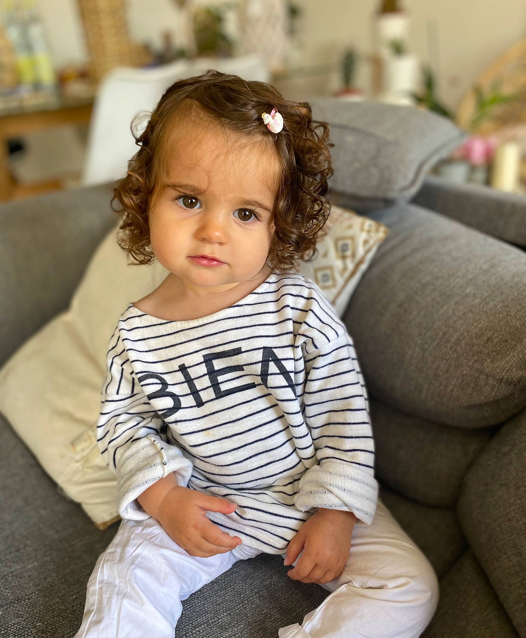 Milla participe au concours pour gagner de l'argent avec cette photo : baby_toddler_clothing, cheek, child, chin, comfort, eye, eyelash, flash_photography, hair, hairstyle, happy, head, iris, lip, neck, person, shoulder, sitting, skin, sleeve