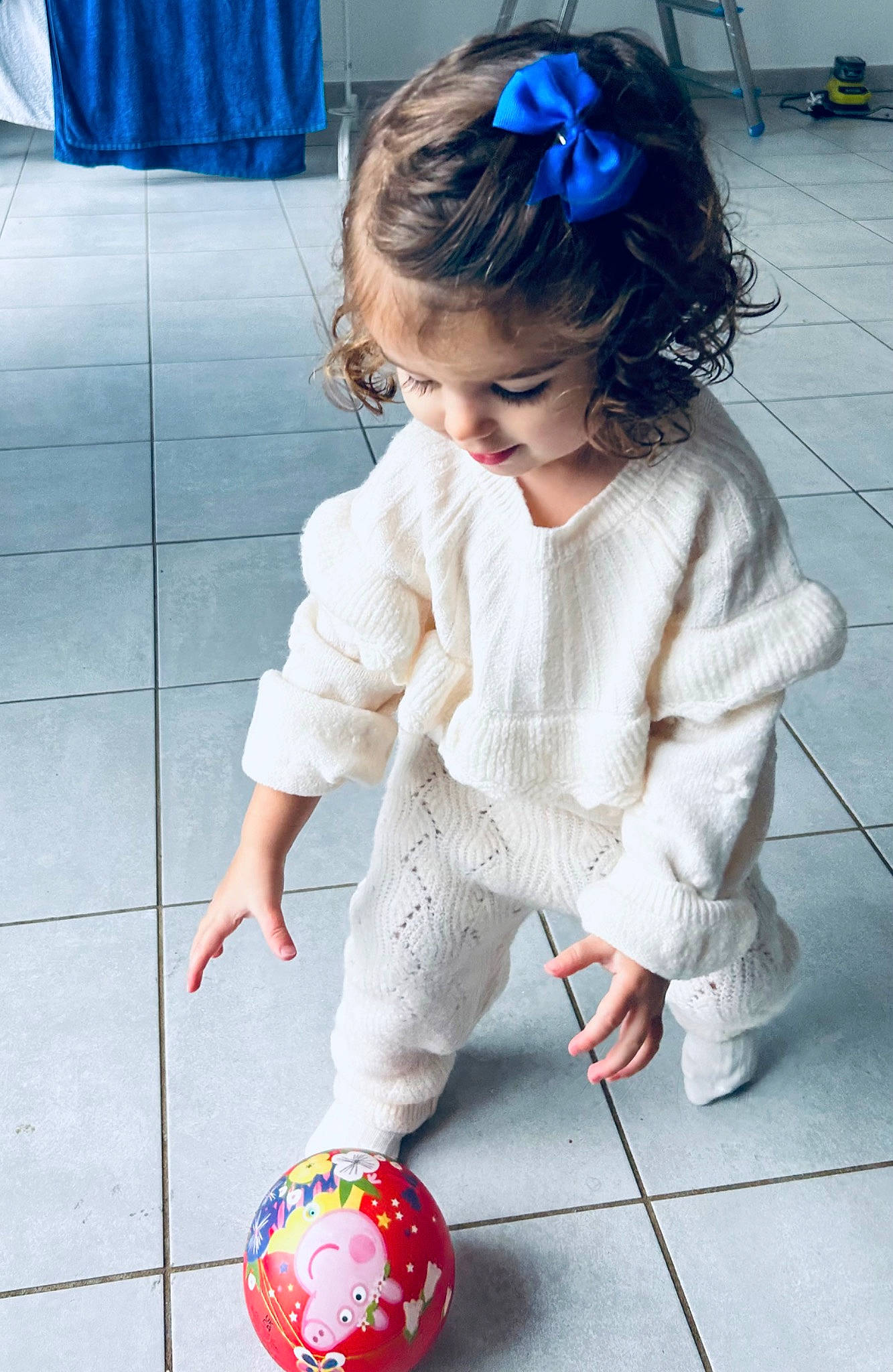 Milla a rejoint le concours — aidez-le/la à gagner de superbes lots ! baby_toddler_clothing, ball, blue, child, electric_blue, floor, flooring, football, fun, human_leg, knee, leg, pattern, person, photograph, sleeve, snapshot, soccer_ball, sports_toy, toddler