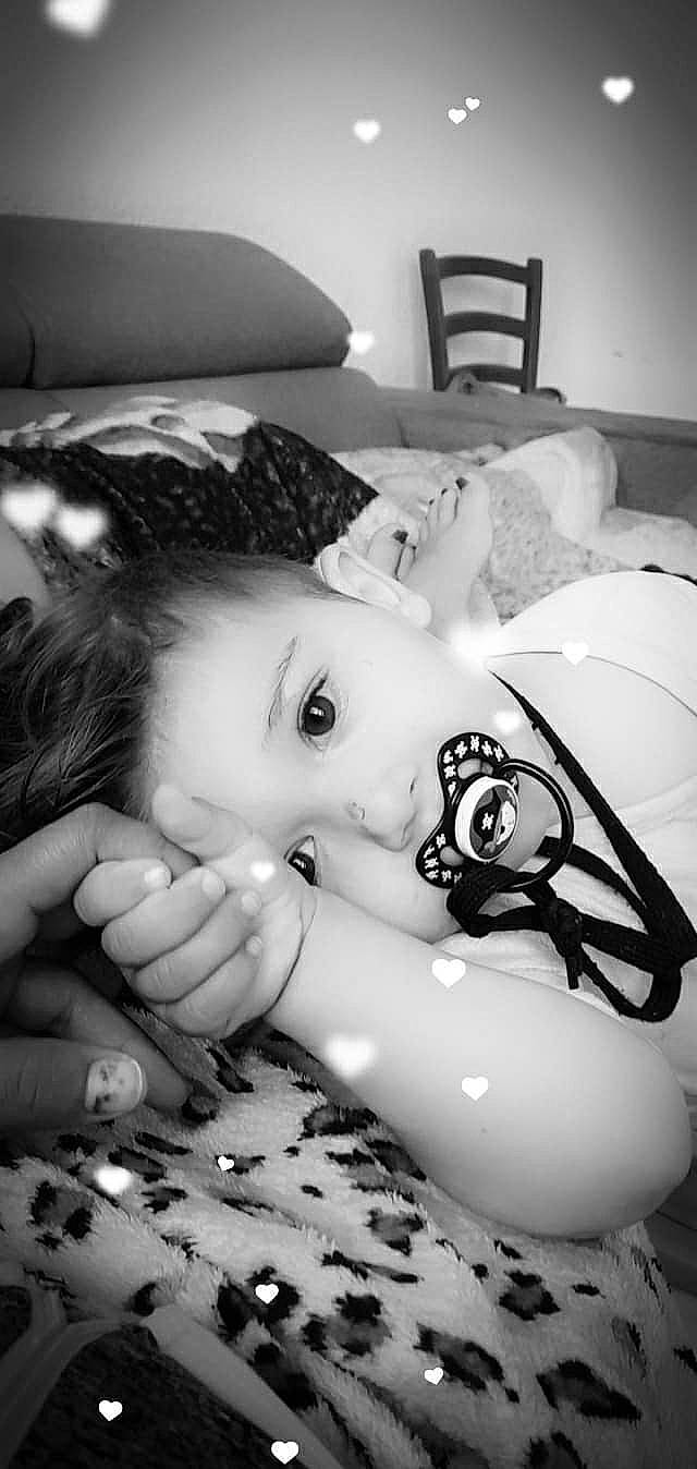 Shayden a rejoint le concours — aidez-le/la à gagner de superbes lots ! baby, black, black_and_white, black_hair, cheek, comfort, eyelash, finger, flash_photography, gesture, hand, happy, iris, lip, monochrome, monochrome_photography, mouth, person, skin, style