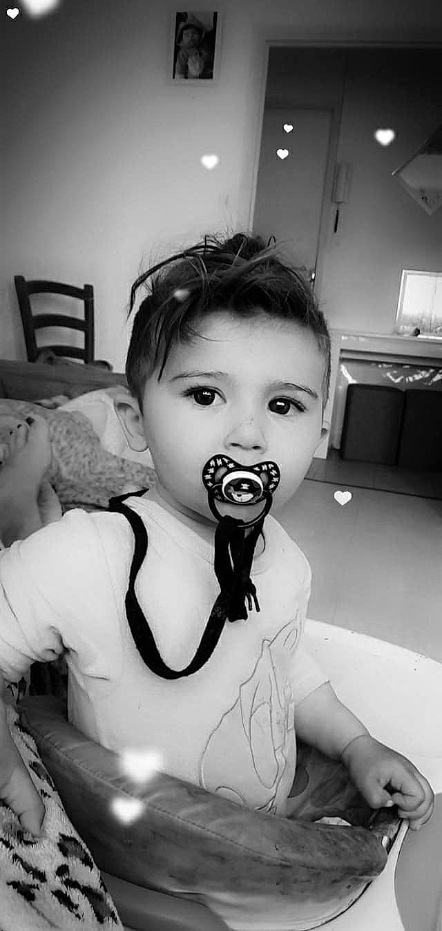 Shayden participe au concours pour gagner de l'argent avec cette photo : arm, black, chin, ear, eye, eyebrow, eyelash, flash_photography, hairstyle, hand, happy, jaw, lip, mouth, neck, nose, person, photograph, skin, smile