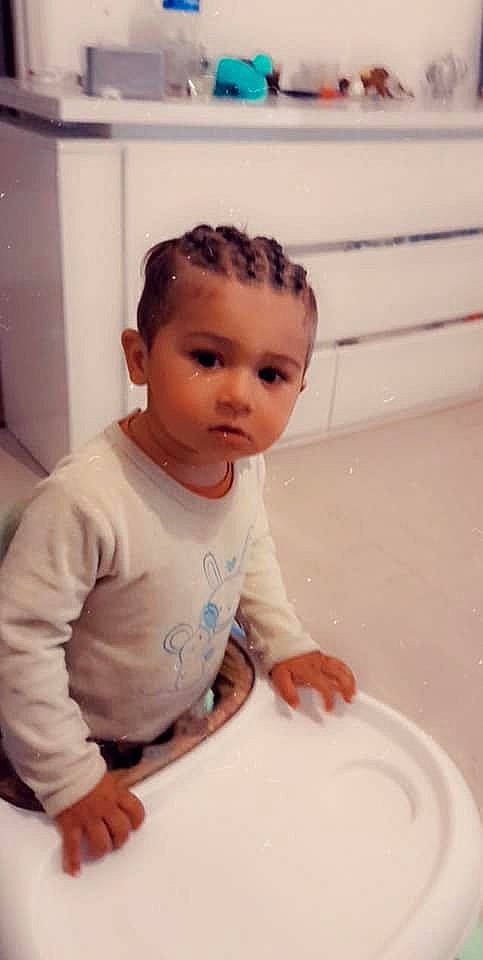 Shayden a rejoint le concours — aidez-le/la à gagner de superbes lots ! arm, baby, baby_toddler_clothing, bathing, bathtub, cheek, child, eyebrow, face, flooring, fluid, fun, head, nose, person, plumbing, plumbing_fixture, skin, sleeve, t_shirt