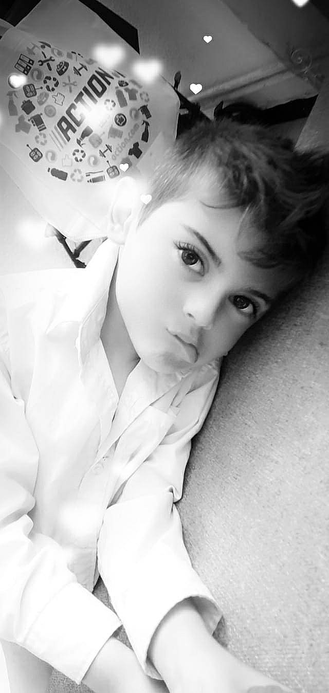 Matthew Gimenez a rejoint le concours — aidez-le/la à gagner de superbes lots ! black, black_and_white, black_hair, chest, elbow, eyebrow, eyelash, fashion_design, flash_photography, gesture, happy, human, lip, long_hair, monochrome, monochrome_photography, person, petal, skin, style