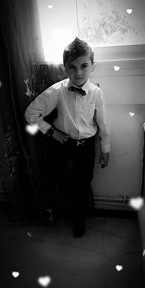 Matthew Gimenez a rejoint le concours — aidez-le/la à gagner de superbes lots ! black_and_white, chair, collar, dress_shirt, fashion_design, flash_photography, formal_wear, fun, gesture, happy, monochrome, monochrome_photography, person, smile, standing, style, tie, tints_and_shades, toddler, vintage_clothing