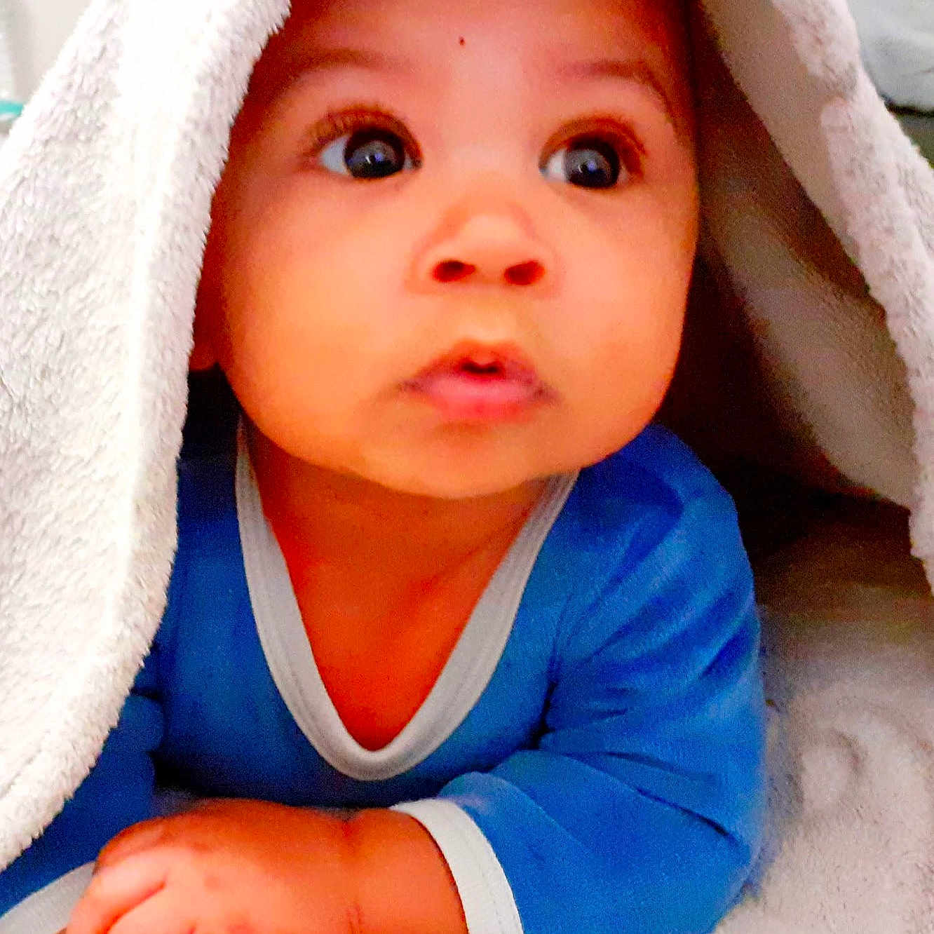 Antonio participe au concours pour gagner de l'argent avec cette photo : baby, blanket, bodypart, bonnet, clothing, face, finger, hand, hat, head, hood, hoodie, knitwear, person, photography, portrait, quilt, sweater, sweatshirt, towel