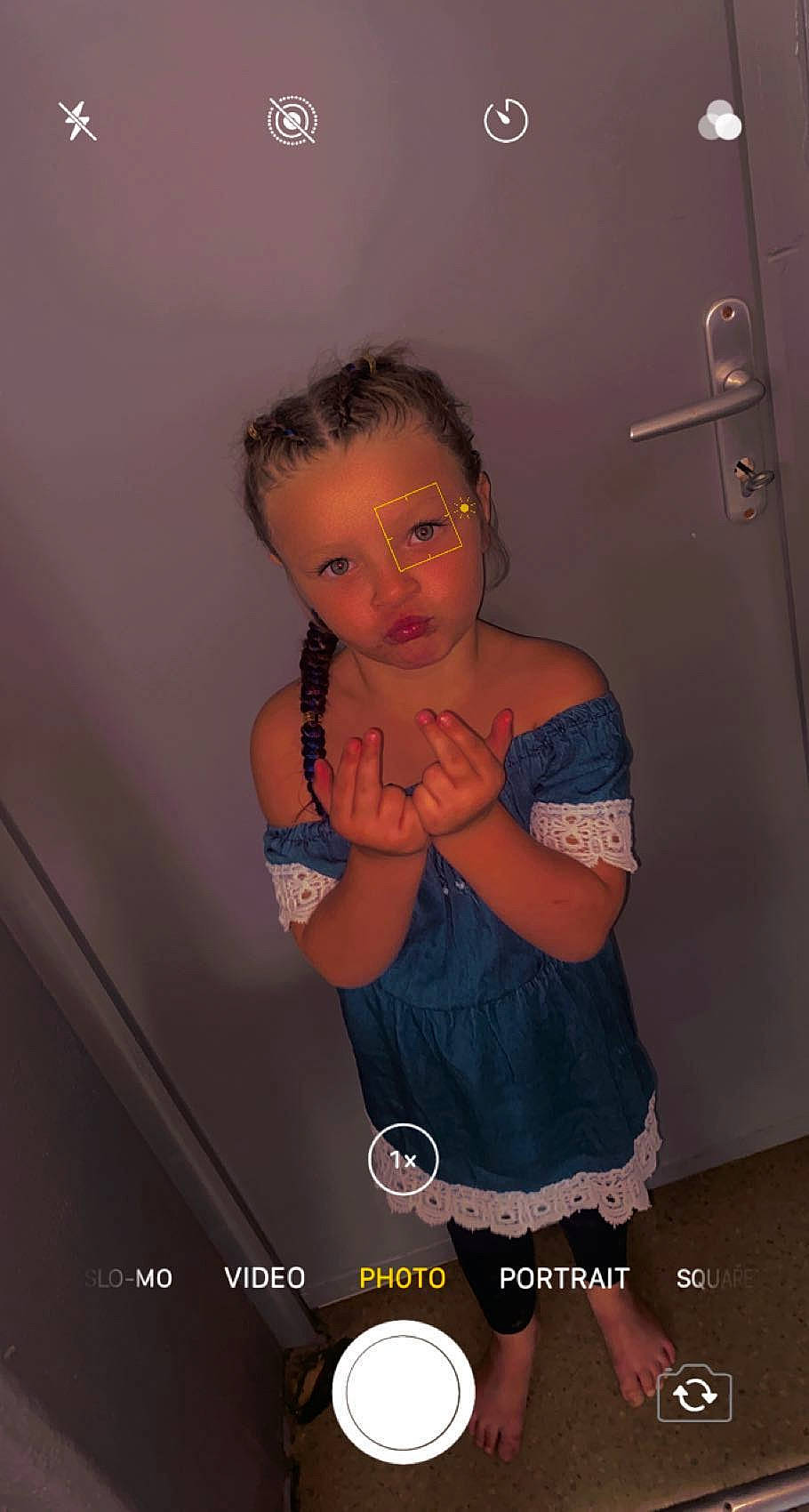 Julianna a rejoint le concours — aidez-le/la à gagner de superbes lots ! child, door, door_handle, elbow, fashion_design, finger, flash_photography, fun, gesture, happy, human_body, human_leg, jewellery, magenta, person, room, sleeve, thigh, thumb, toddler