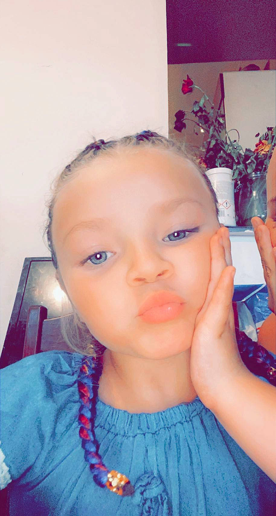 Julianna a rejoint le concours — aidez-le/la à gagner de superbes lots ! azure, baby_toddler_clothing, cheek, chin, dress, ear, eye, eyebrow, eyelash, hairstyle, happy, head, iris, lip, neck, nose, person, pink, purple, shoulder