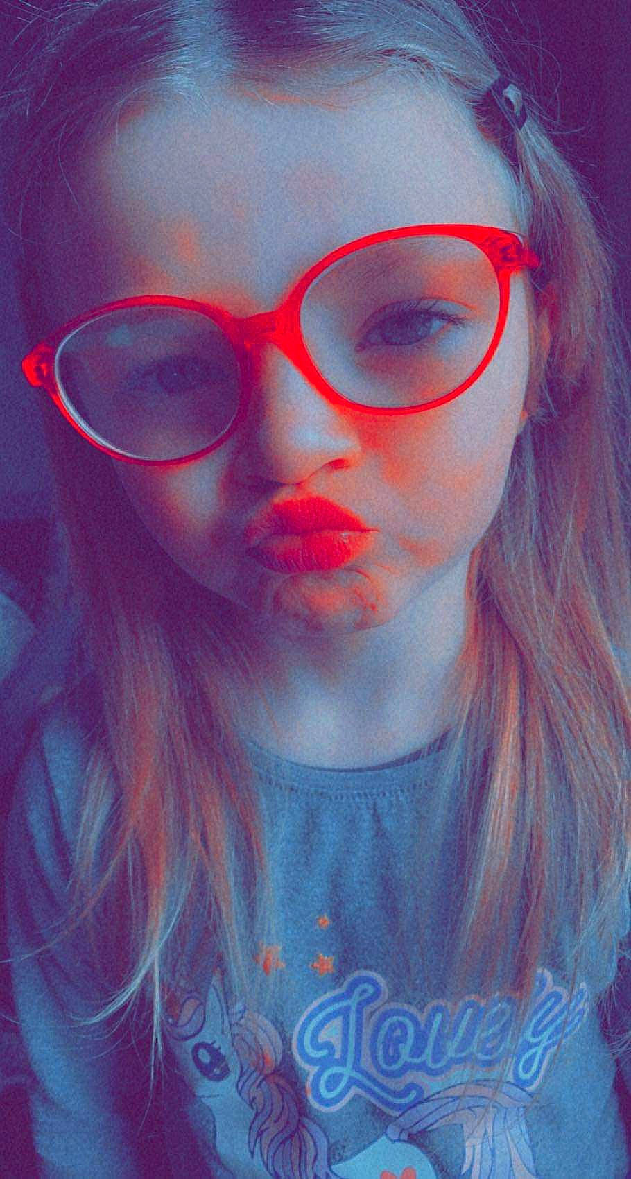 Julianna a rejoint le concours — aidez-le/la à gagner de superbes lots ! azure, chin, eye, eye_glass_accessory, eyebrow, eyelash, flash_photography, forehead, glasses, happy, head, jaw, lip, mouth, neck, nose, person, purple, shoulder, skin