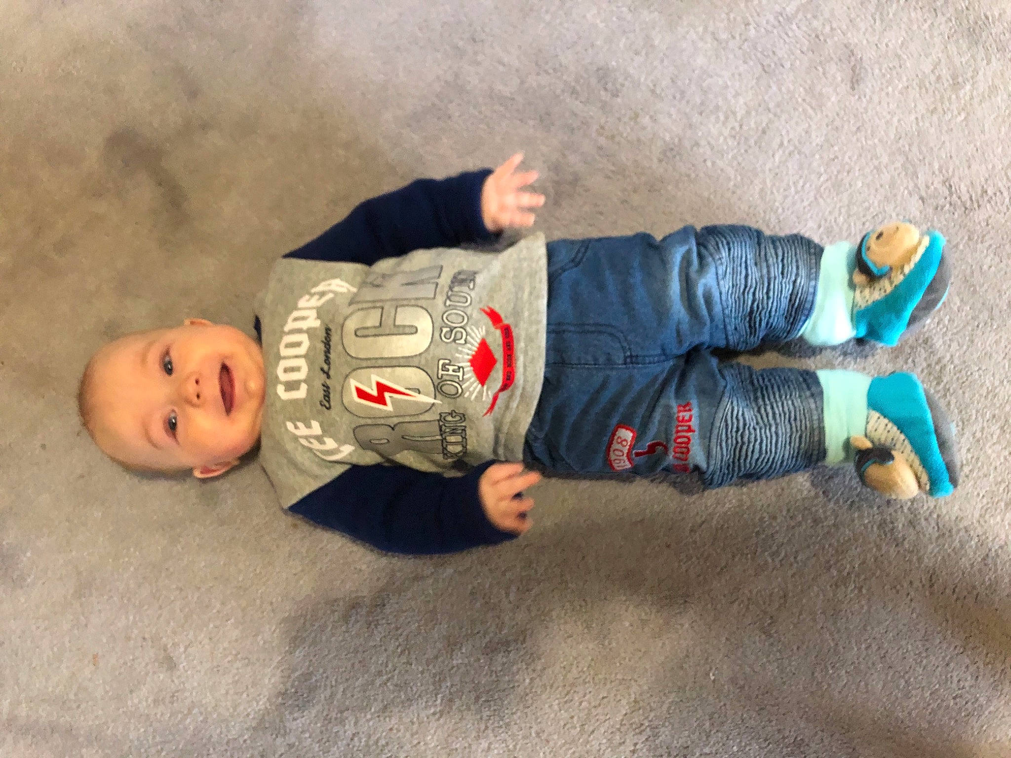 Maylone a rejoint le concours — aidez-le/la à gagner de superbes lots ! baby, baby_toddler_clothing, comfort, denim, eye, flooring, fun, grass, hairstyle, human_body, leg, mammal, person, sitting, skin, smile, sock, toddler, toy, vertebrate
