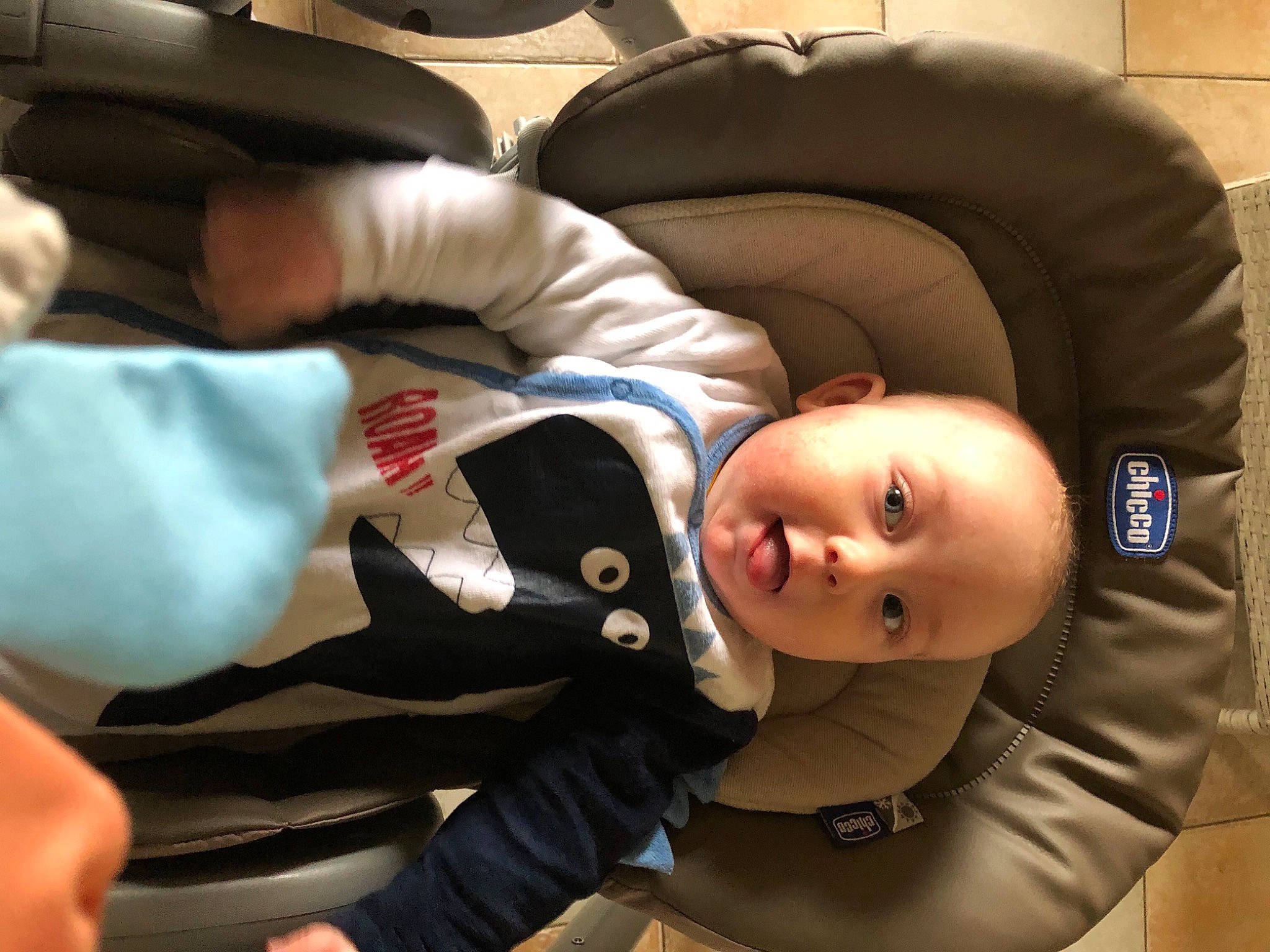 Maylone a rejoint le concours — aidez-le/la à gagner de superbes lots ! baby, baby_carriage, baby_in_car_seat, baby_products, baby_toddler_clothing, car_seat, cheek, child, comfort, eyebrow, fun, head, headgear, mouth, nail, nose, person, sitting, suit, thumb