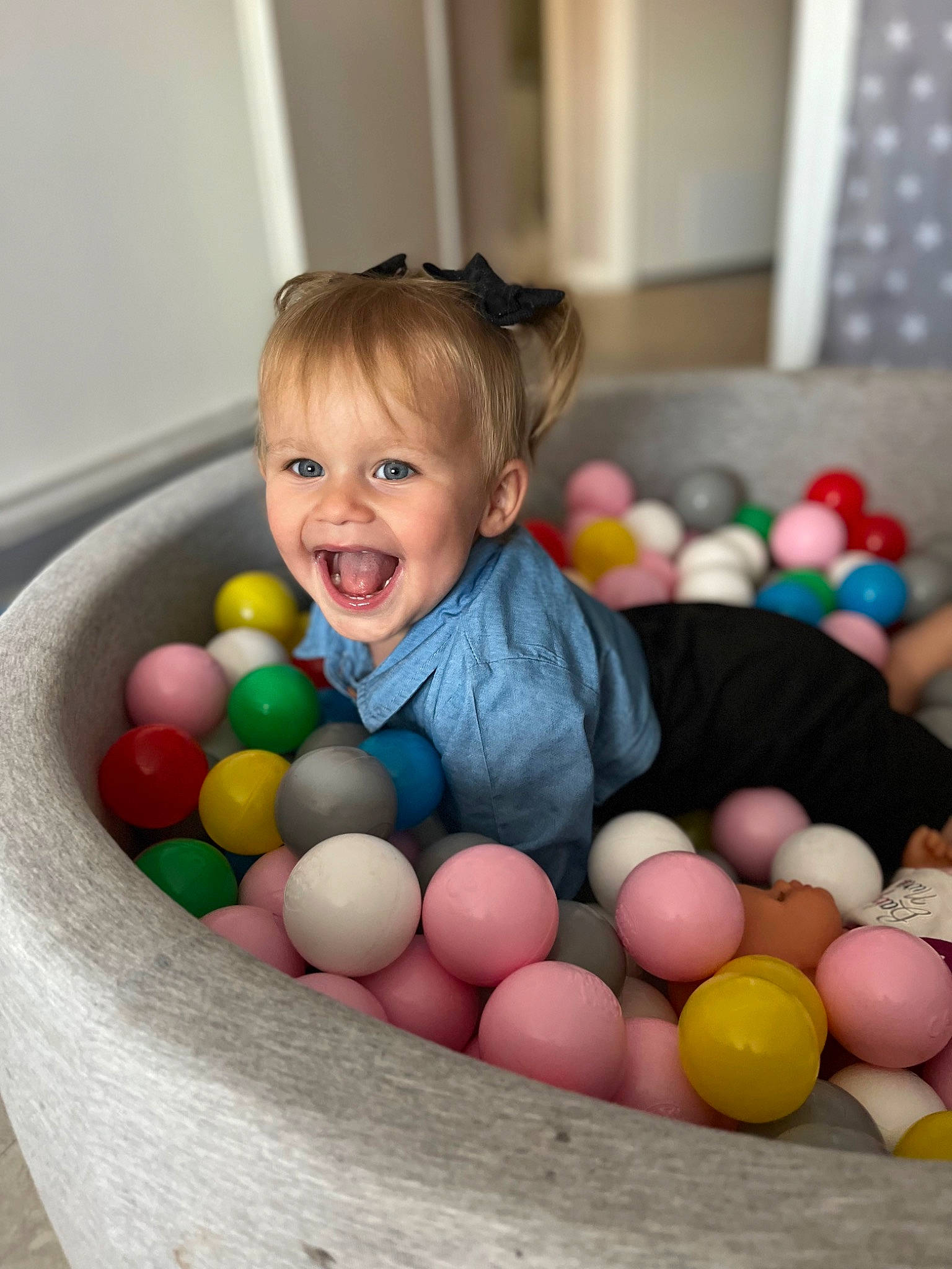 Kayla a rejoint le concours — aidez-le/la à gagner de superbes lots ! ball, child, circle, easter, egg, event, fun, happy, person, play, room, smile, sweetness, toddler