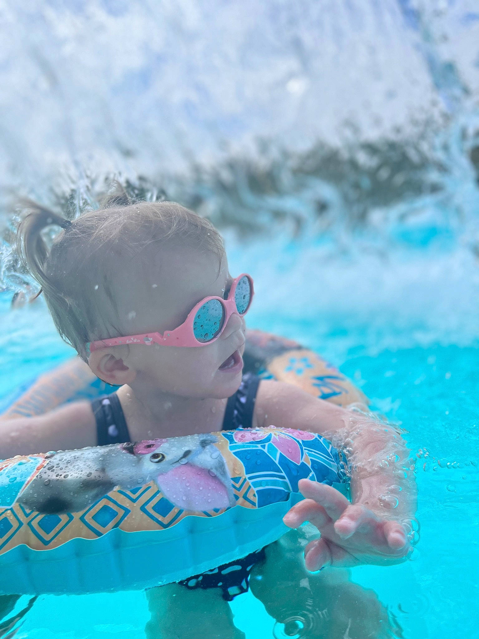 Kayla a rejoint le concours — aidez-le/la à gagner de superbes lots ! aqua, azure, cap, chest, child, electric_blue, eyewear, fun, goggles, happy, individual_sports, leisure, people_in_nature, person, personal_protective_equipment, recreation, sports, swimmer, swimming_pool, toddler