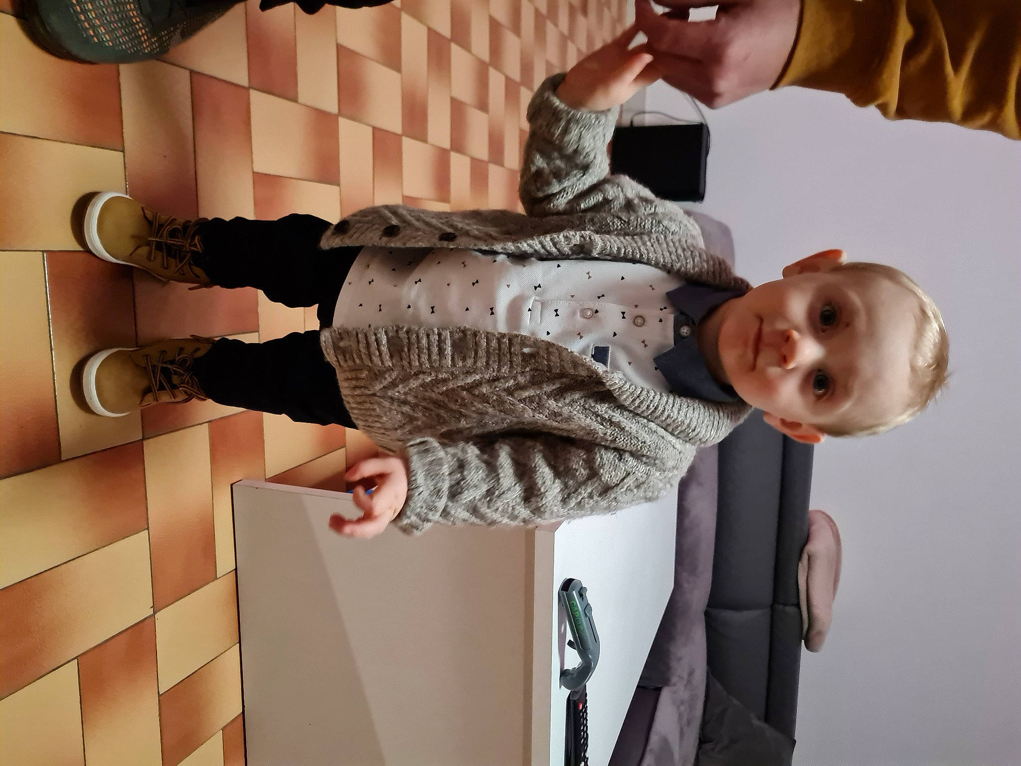 Hugo participe au concours pour gagner de l'argent avec cette photo : elbow, finger, flooring, fun, gesture, happy, human_leg, joint, person, photograph, sleeve, smile, snapshot, street_fashion, thigh, thumb, toddler, waist, walking_shoe, white