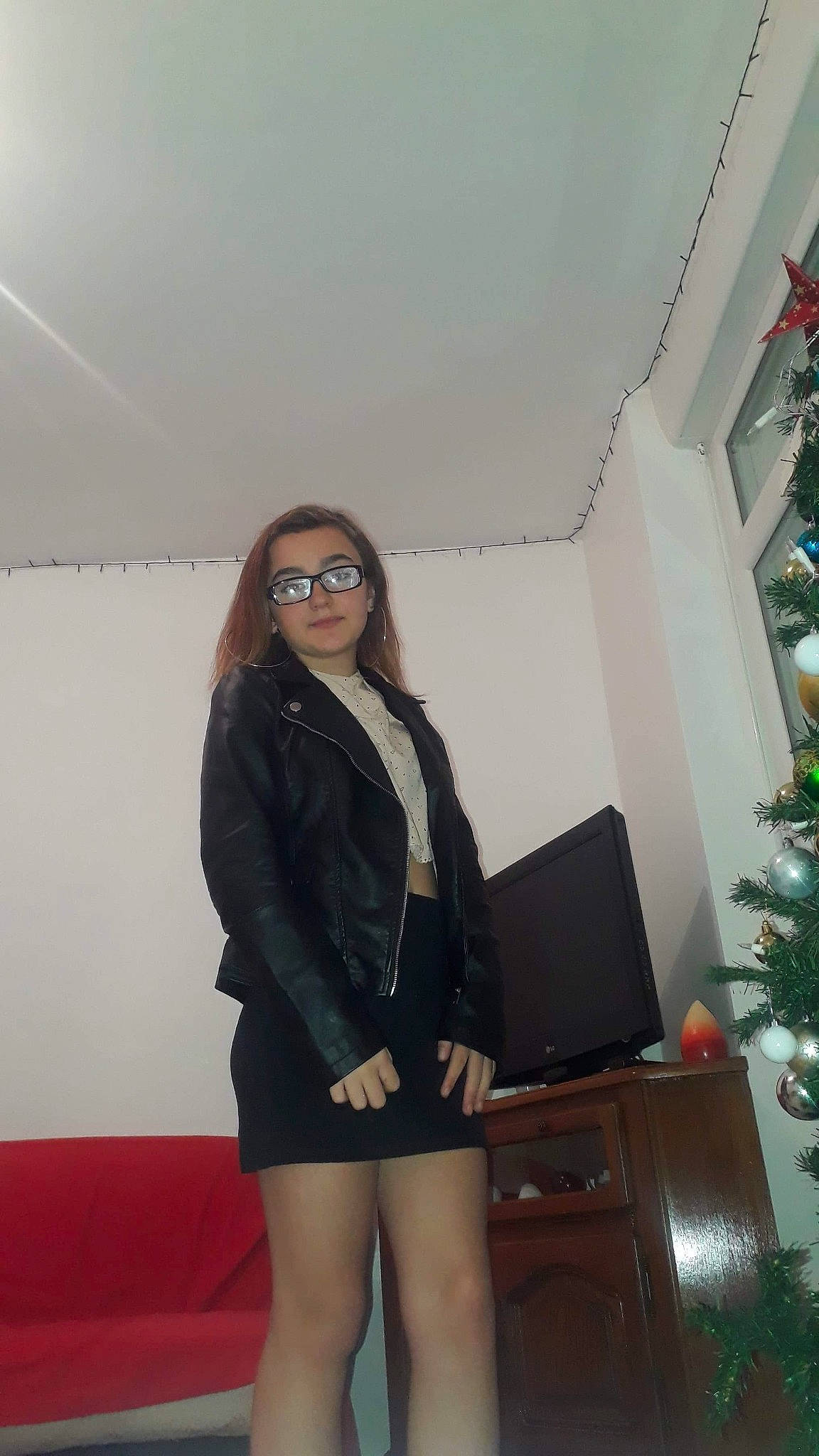 Laura a rejoint le concours — aidez-le/la à gagner de superbes lots ! abdomen, beauty, black, black_hair, fashion, fun, girl, human_body, human_hair_color, joint, lady, leg, long_hair, outerwear, person, shoulder, smile, snapshot, standing, thigh