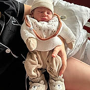 Liam a rejoint le concours — aidez-le/la à gagner de superbes lots ! baby, newborn, sleeping, knit_hat, booties, bear_design, bib, person, hospital_bed, blanket, hand, clothing, pajamas, indoor, bed, resting, cute, warm, infant, cozy