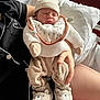 Liam a rejoint le concours — aidez-le/la à gagner de superbes lots ! baby, newborn, sleeping, knit_hat, booties, bear_design, bib, person, hospital_bed, blanket, hand, clothing, pajamas, indoor, bed, resting, cute, warm, infant, cozy