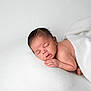 Noham a rejoint le concours — aidez-le/la à gagner de superbes lots ! newborn, baby, sleeping, blanket, white, soft, cozy, infant, resting, cute, peaceful, skin, portrait, child, indoors, blanket_wrap, toddler, head, hand, foot