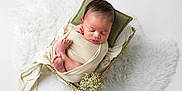 Noham a rejoint le concours — aidez-le/la à gagner de superbes lots ! newborn, baby, sleeping, wrapped, basket, pillow, flower, blanket, soft, cozy, infant, peaceful, cute, portrait, skin, foot, hand, head, white, background