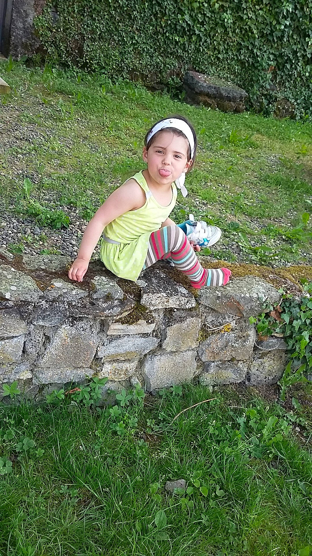 Madyssone a rejoint le concours — aidez-le/la à gagner de superbes lots ! backyard, child, garden, grass, green, lawn, meadow, soil