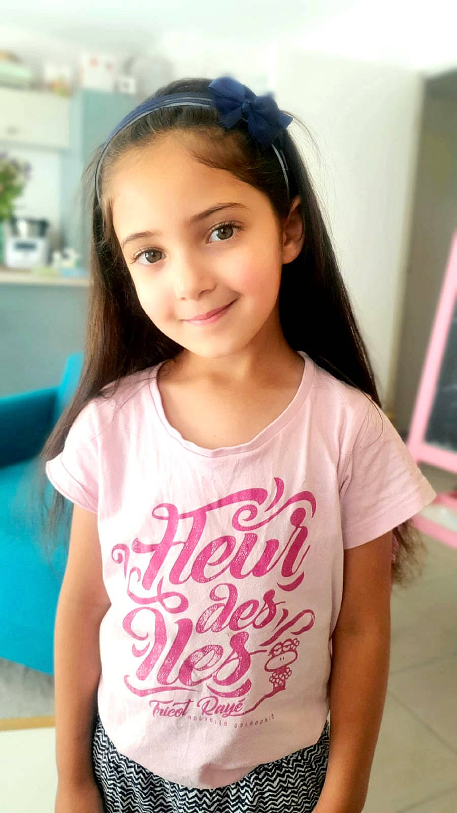 Leyna participe au concours pour gagner de l'argent avec cette photo : black_hair, child, cool, eye, eyelash, face, fun, hair, happy, head, joy, magenta, neck, person, shoulder, skin, sleeve, smile, street_fashion, t_shirt