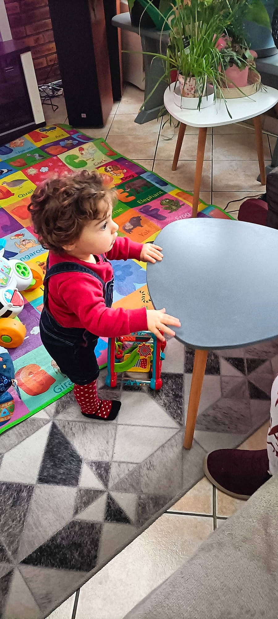 Saphia a rejoint le concours — aidez-le/la à gagner de superbes lots ! art, chair, child, coffee_table, event, floor, flooring, fun, furniture, leisure, outdoor_table, person, play, room, sharing, sitting, table, toddler, toy, visual_arts