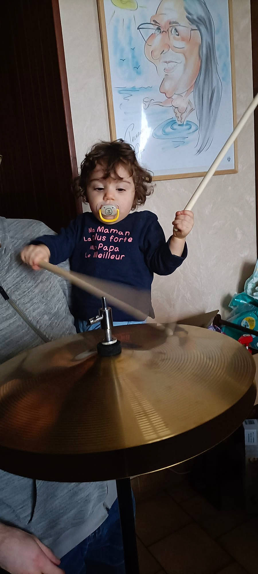 Saphia a rejoint le concours — aidez-le/la à gagner de superbes lots ! artist, automotive_wheel_system, child, circle, curtain, drum, elbow, flooring, fun, idiophone, leisure, membranophone, paint, person, room, sitting, standing, t_shirt, toddler, vacation