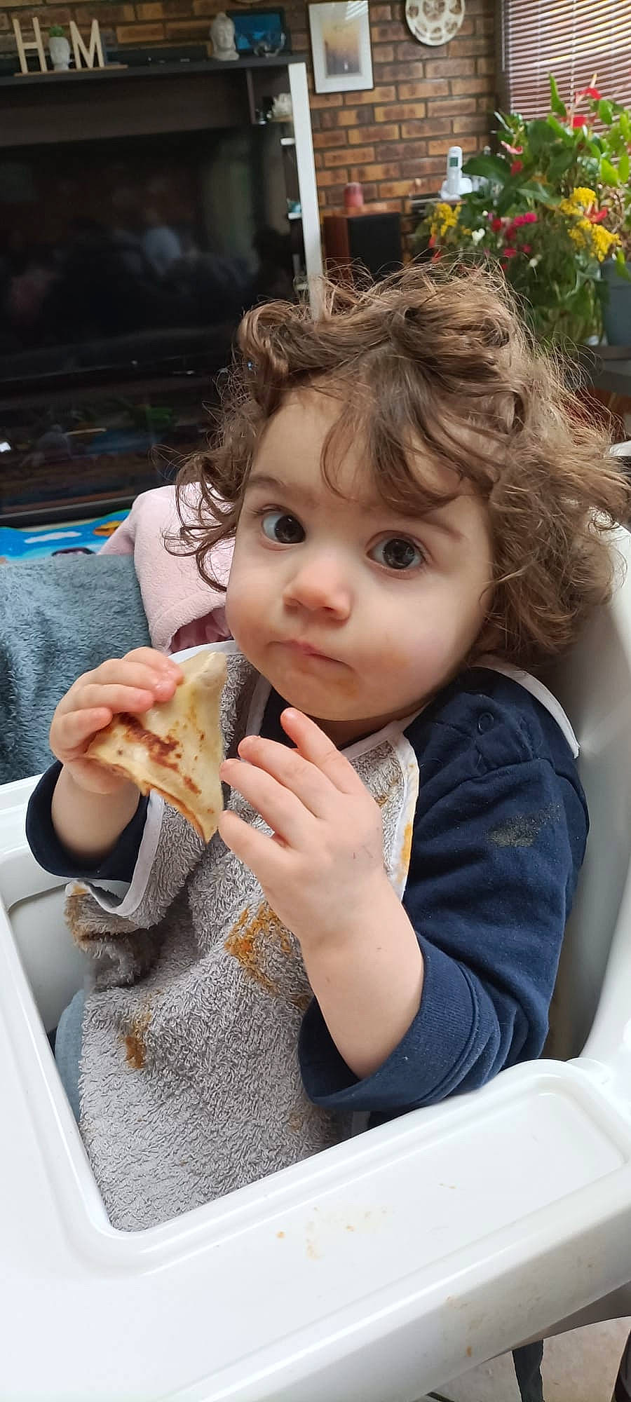Saphia participe au concours pour gagner de l'argent avec cette photo : blond, bread, chair, child, comfort_food, dessert, eating, finger_food, food, gesture, grass, happy, nose, person, plate, sitting, skin, tableware, thumb, toddler