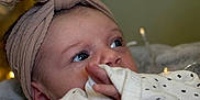 Apolline a rejoint le concours — aidez-le/la à gagner de superbes lots ! baby, blanket, child, close_up, clothing, cozy, cute, expression, eyes, face, hand, headband, indoors, infant, newborn, polka_dot, portrait, skin, soft, warm