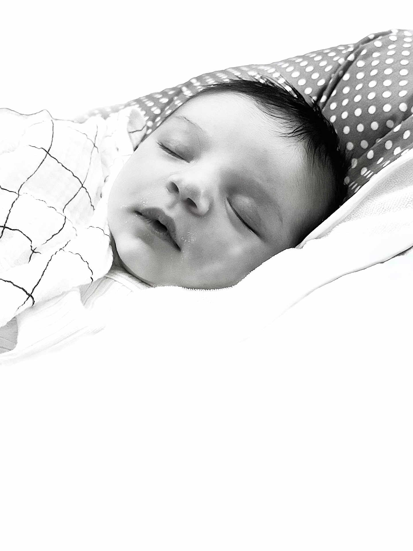Apolline participe au concours pour gagner de l'argent avec cette photo : baby, sleeping, blanket, infant, face, closeup, portrait, peaceful, cozy, monochrome, black_and_white, soft, newborn, resting, cute, child, wrapped, quiet, young, serene
