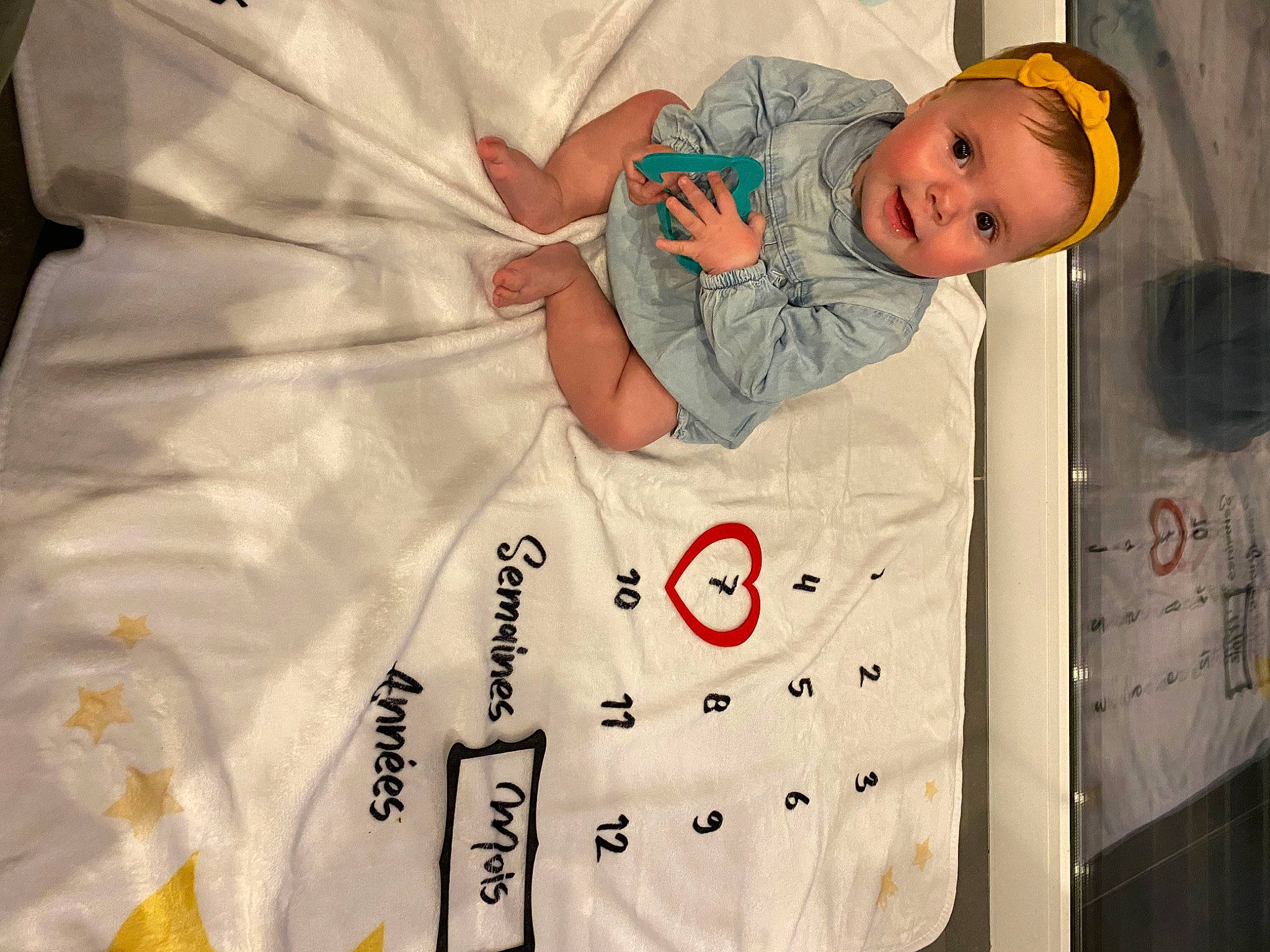 Laly a rejoint le concours — aidez-le/la à gagner de superbes lots ! baby, baby_products, baby_safety, baby_sleeping, baby_toddler_clothing, bed, bedding, bedtime, carmine, child, comfort, event, font, infant_bed, linens, person, room, sleeve, t_shirt, textile