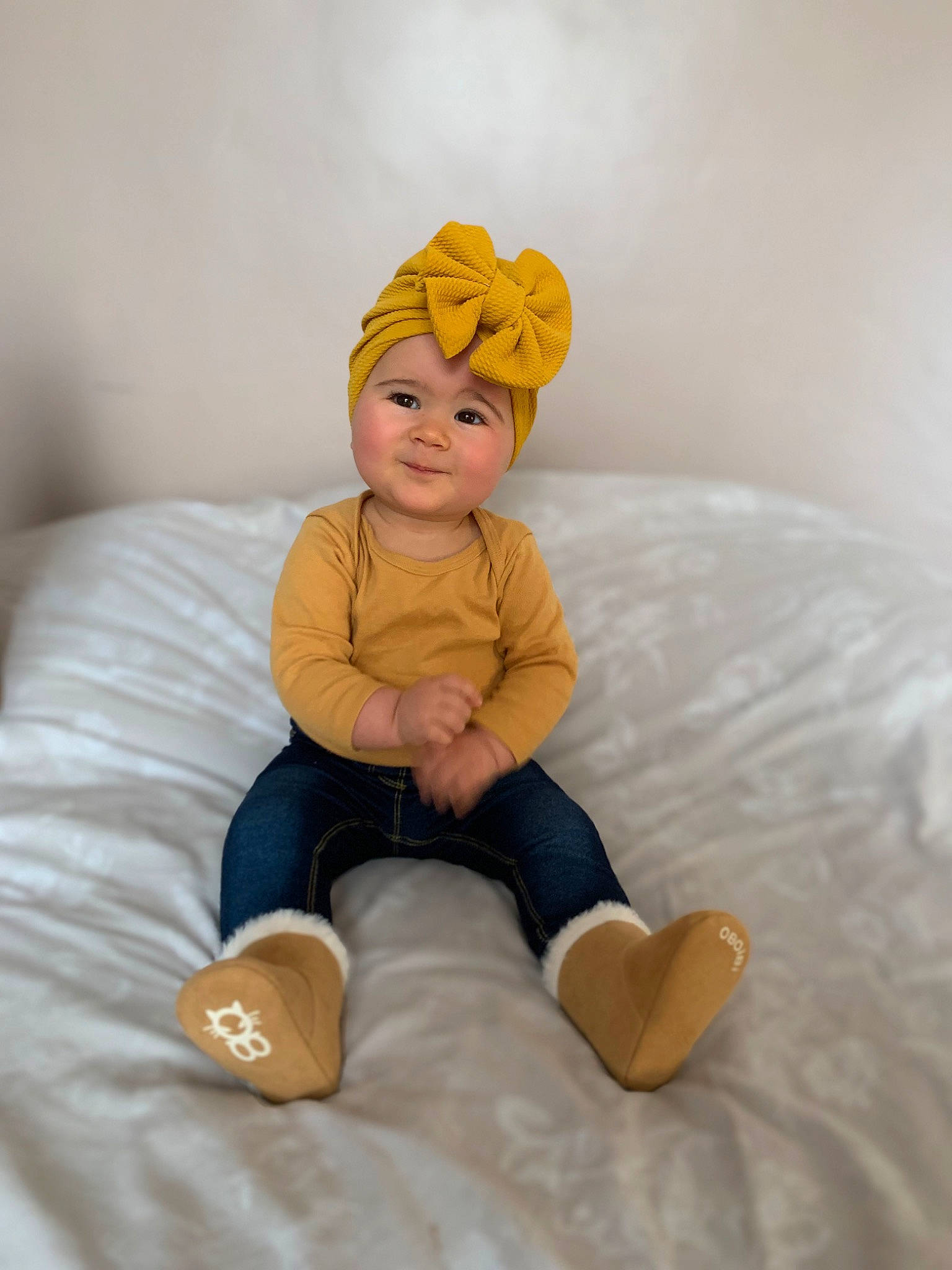 Lyana a rejoint le concours — aidez-le/la à gagner de superbes lots ! baby, baby_toddler_clothing, cap, comfort, costume_hat, eye, fashion_accessory, flooring, fun, happy, hat, head, headwear, human_leg, knee, linens, outerwear, person, sitting, sleeve