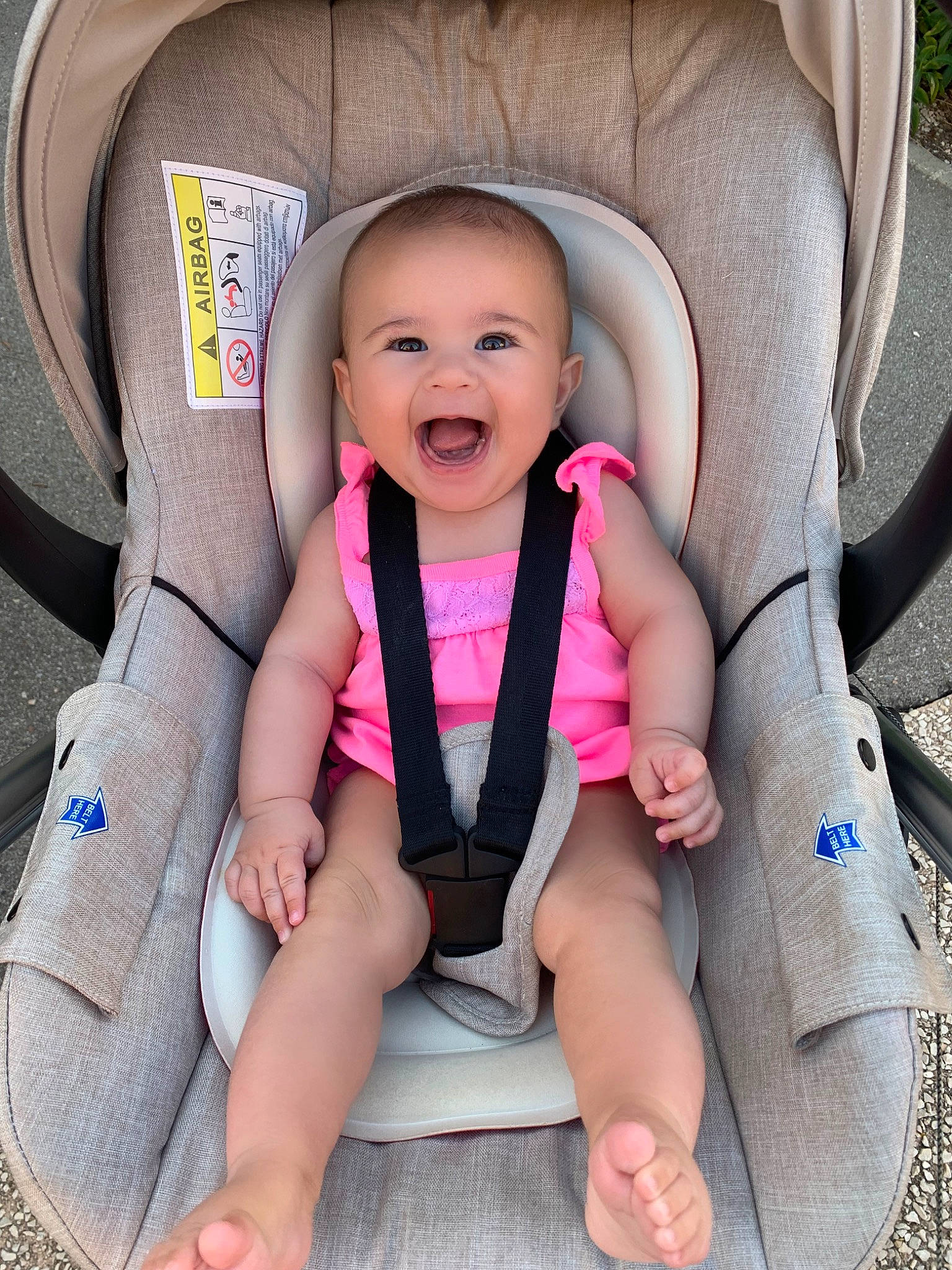 Lyana a rejoint le concours — aidez-le/la à gagner de superbes lots ! auto_part, automotive_design, baby, baby_products, baby_toddler_clothing, beauty, car_seat, car_seat_cover, child, comfort, family_car, finger, head_restraint, luxury_vehicle, person, seat_belt, sitting, smile, thigh, thumb