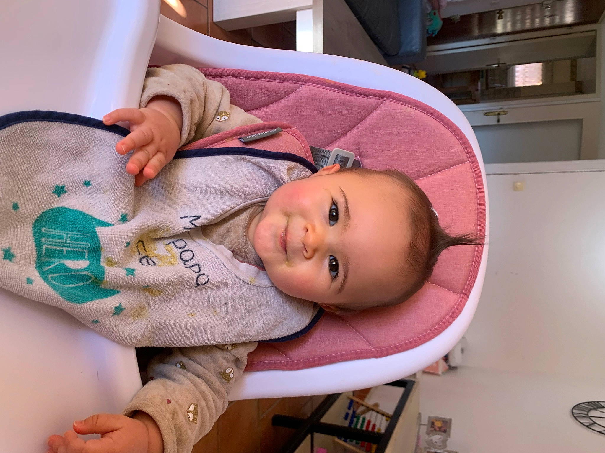 Lyana participe au concours pour gagner de l'argent avec cette photo : arm, baby, baby_products, baby_safety, baby_toddler_clothing, cheek, comfort, eye, finger, hand, hat, headgear, human_body, joy, mouth, nose, person, pink, skin, sleeve