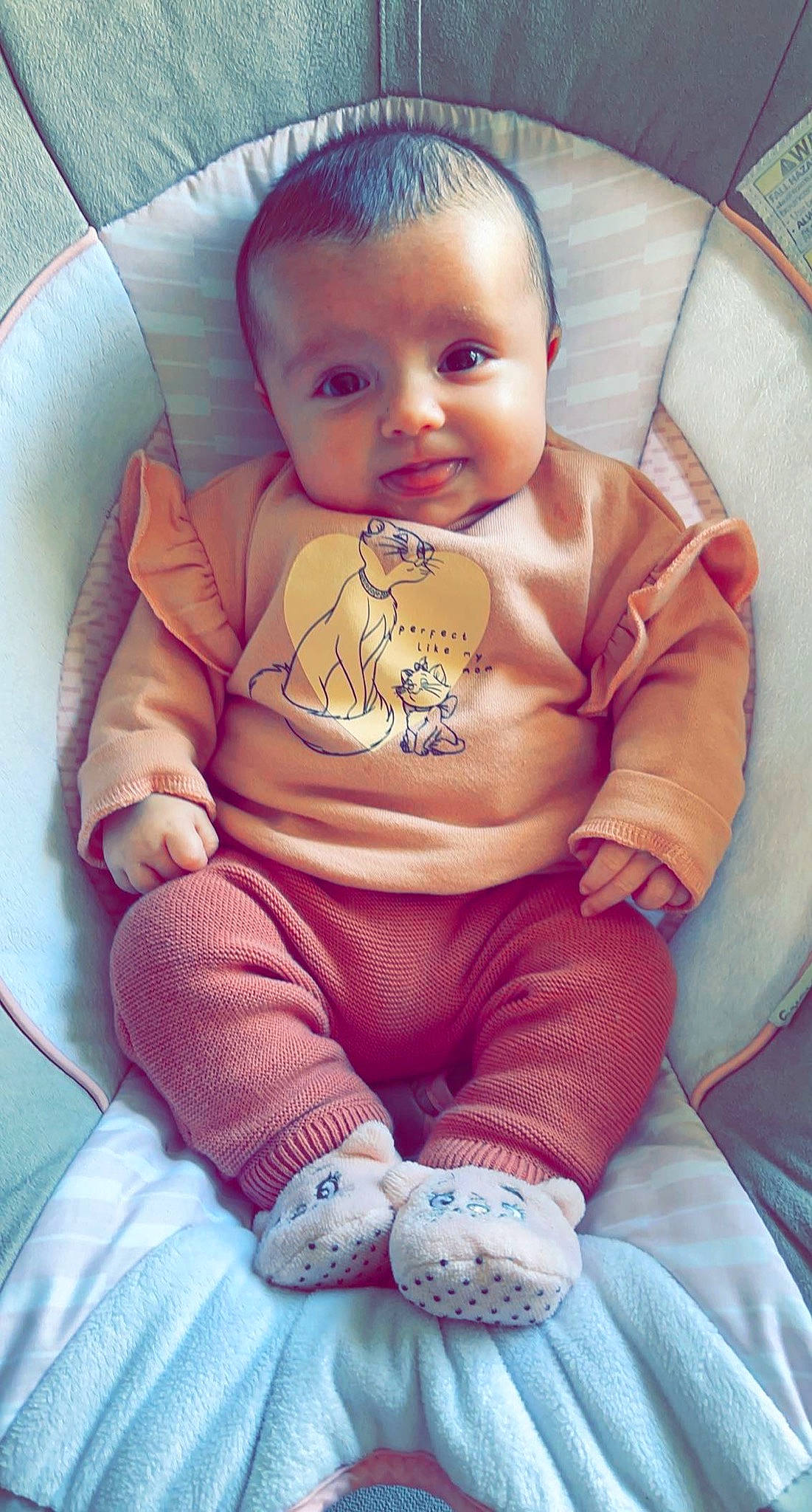 Elena a rejoint le concours — aidez-le/la à gagner de superbes lots ! arm, baby, baby_in_car_seat, baby_products, baby_toddler_clothing, car_seat, chair, cheek, child, comfort, finger, happy, lap, mouth, person, pink, seat_belt, sitting, skin, smile