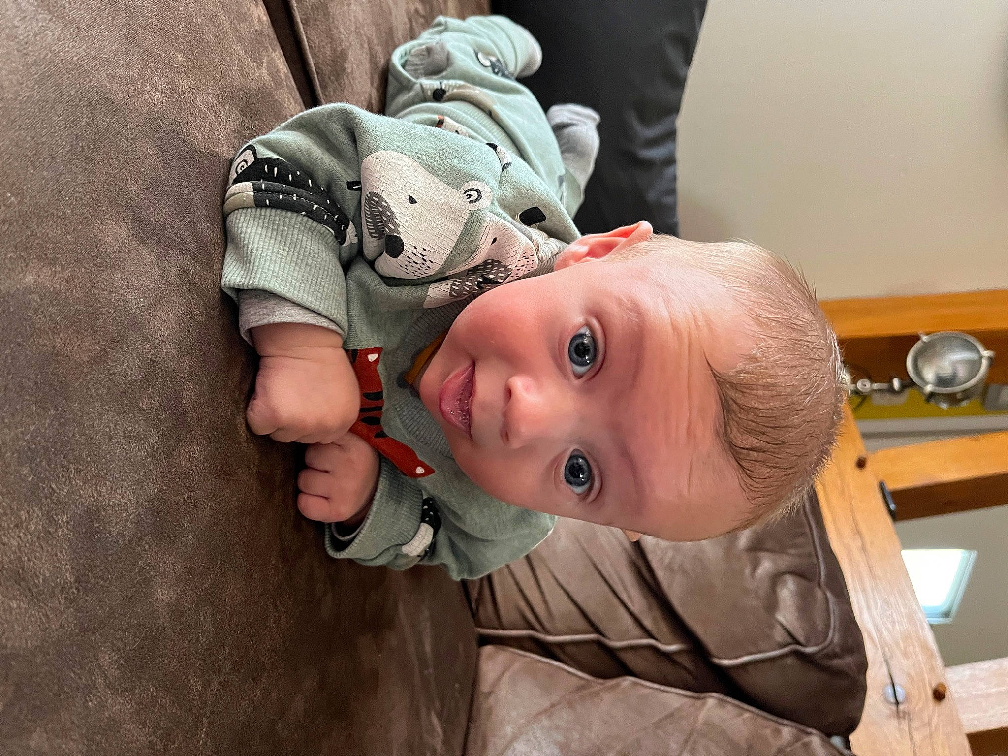 Harell a rejoint le concours — aidez-le/la à gagner de superbes lots ! baby, baby_carriage, baby_products, baby_safety, baby_toddler_clothing, cap, cheek, child, comfort, eye, fashion_accessory, happy, hat, helmet, person, personal_protective_equipment, room, sitting, sleeve, surprise