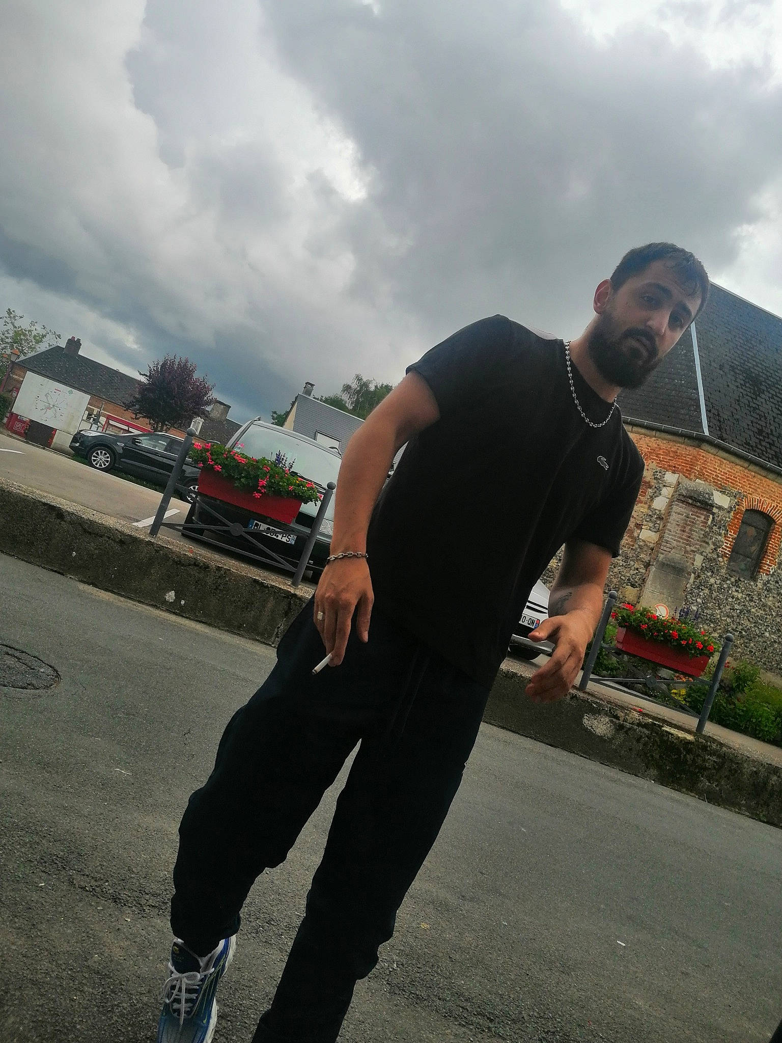 Jordan a rejoint le concours — aidez-le/la à gagner de superbes lots ! asphalt, building, cloud, eyewear, fun, human_leg, knee, leg, pedestrian, person, plant, recreation, road, road_surface, rolling, sky, sports_equipment, street, street_fashion, t_shirt