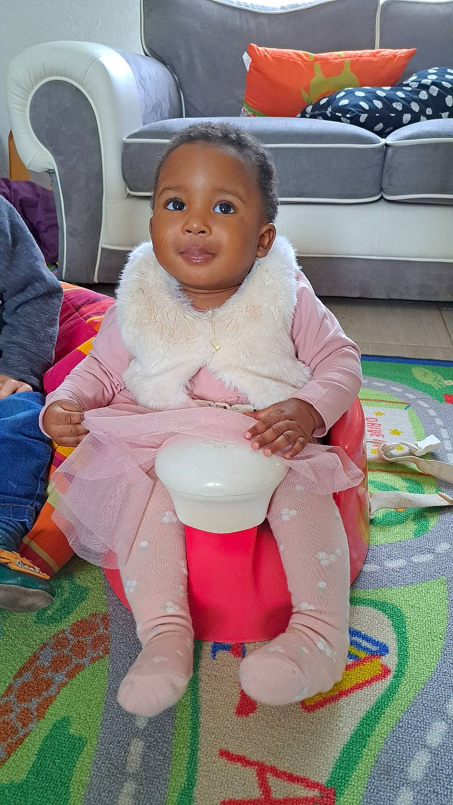 Diary participe au concours pour gagner de l'argent avec cette photo : baby, baby_products, baby_toddler_clothing, car_seat, cheek, child, comfort, flooring, fun, happy, joy, lap, leisure, person, pink, sitting, smile, toddler