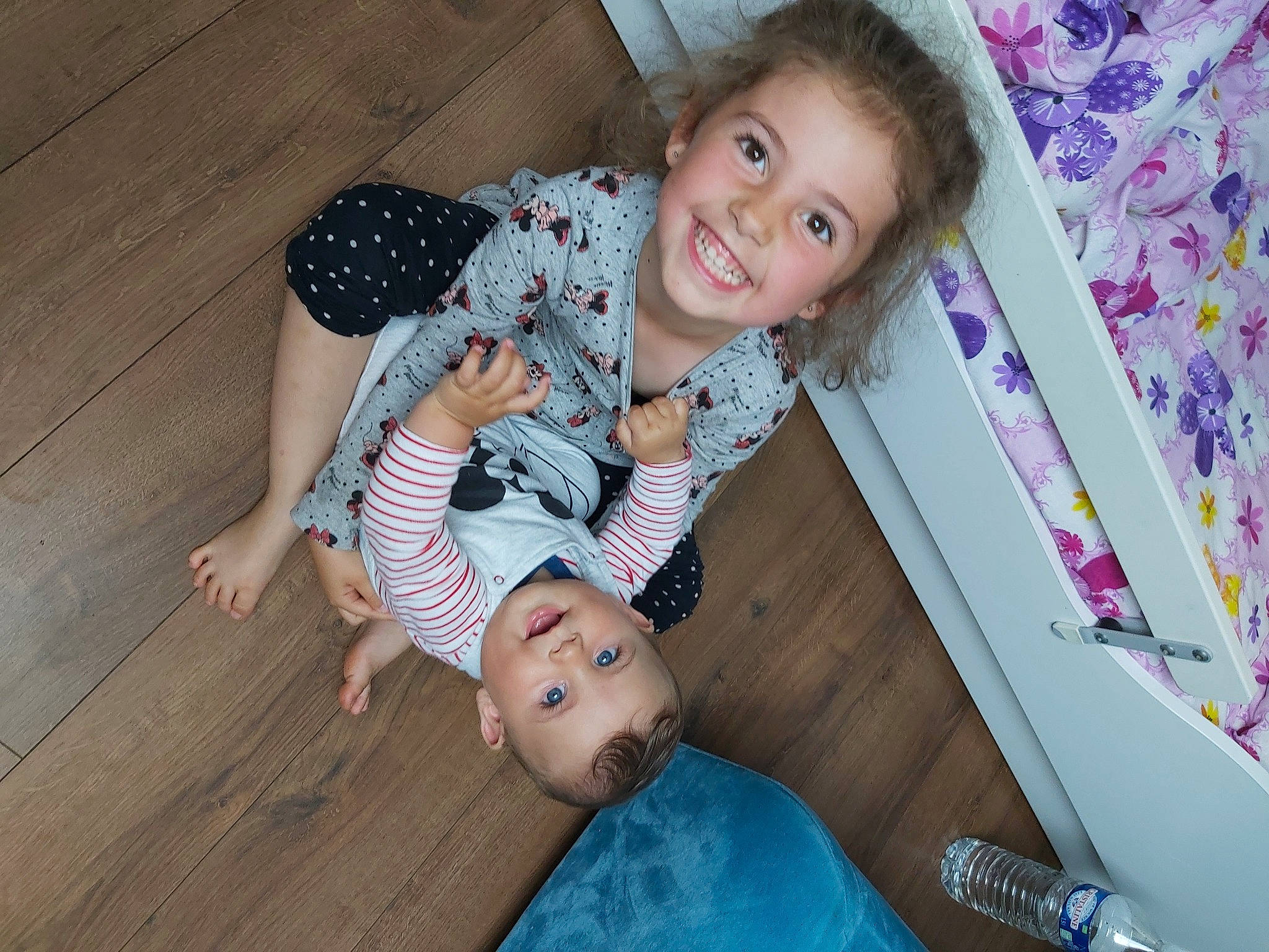 Edward Florin participe au concours pour gagner de l'argent avec cette photo : baby, baby_toddler_clothing, child, comfort, eye, face, flash_photography, flooring, fun, happy, human_leg, iris, joy, pattern, person, pink, skin, smile, t_shirt, thigh