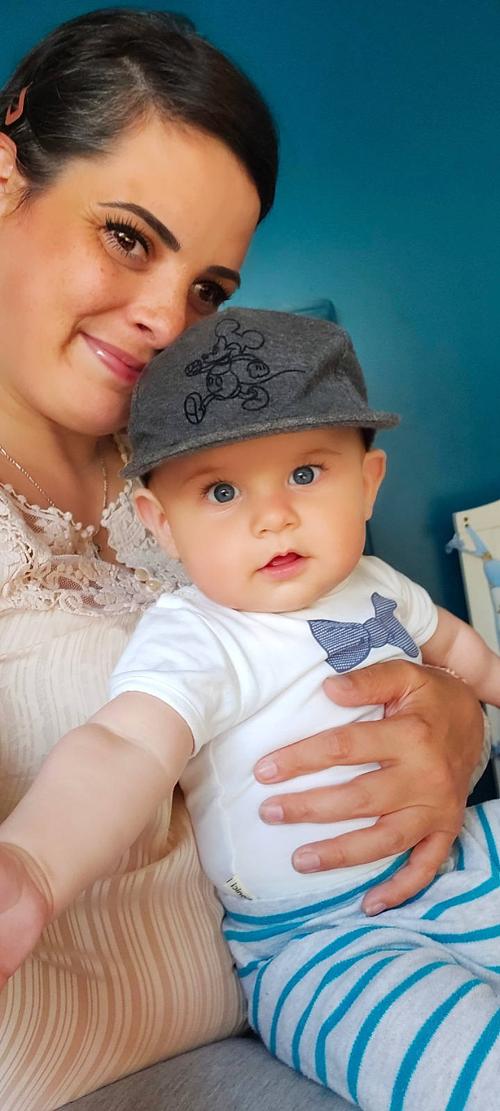 Edward Florin a rejoint le concours — aidez-le/la à gagner de superbes lots ! arm, baby_toddler_clothing, cap, cheek, chin, eye, eyebrow, eyelash, facial_expression, hairstyle, hand, happy, head, headwear, iris, joy, lip, mouth, nose, organ