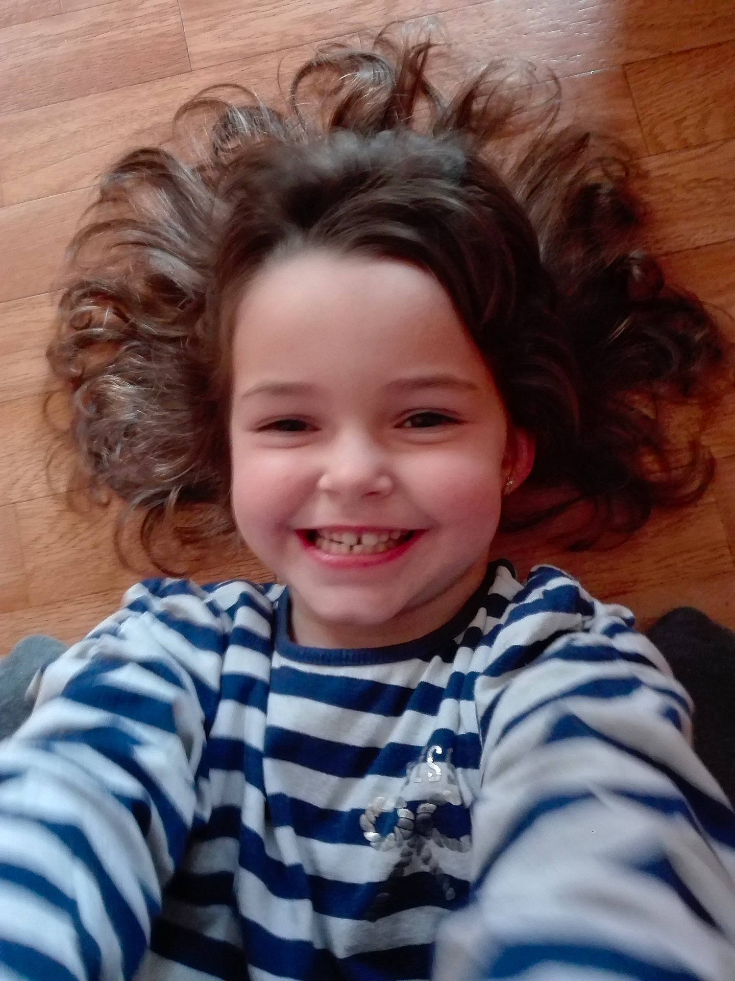 Ilyana participe au concours pour gagner de l'argent avec cette photo : brown_hair, cheek, child, facial_expression, forehead, girl, hair, hairstyle, happiness, head, human_hair_color, iris, joy, laughter, long_hair, nose, person, skin, smile, toddler