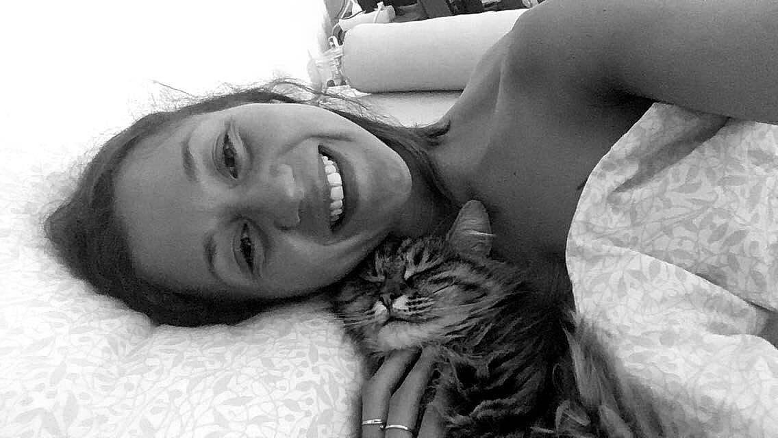 Toona participe au concours pour gagner de l'argent avec cette photo : beauty, black, black_and_white, carnivore, cat, comfort, felidae, flash_photography, gesture, grey, happy, human, monochrome, monochrome_photography, photograph, small_to_medium_sized_cats, smile, snapshot, style, whiskers